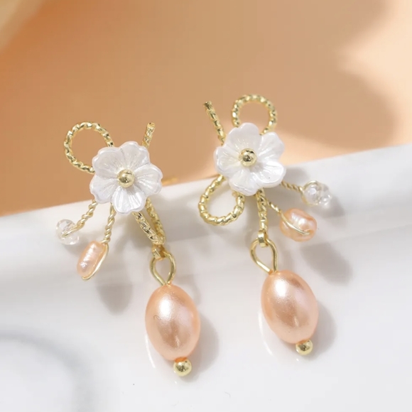 Jewelry - NWT! Beautiful peach pearl flower earrings
